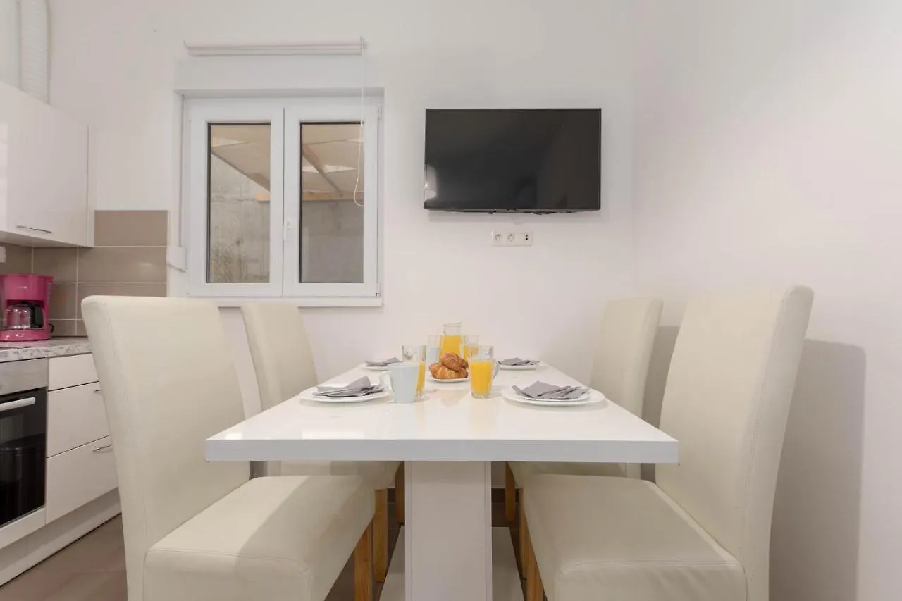 Bora Apartment Pula 0*,